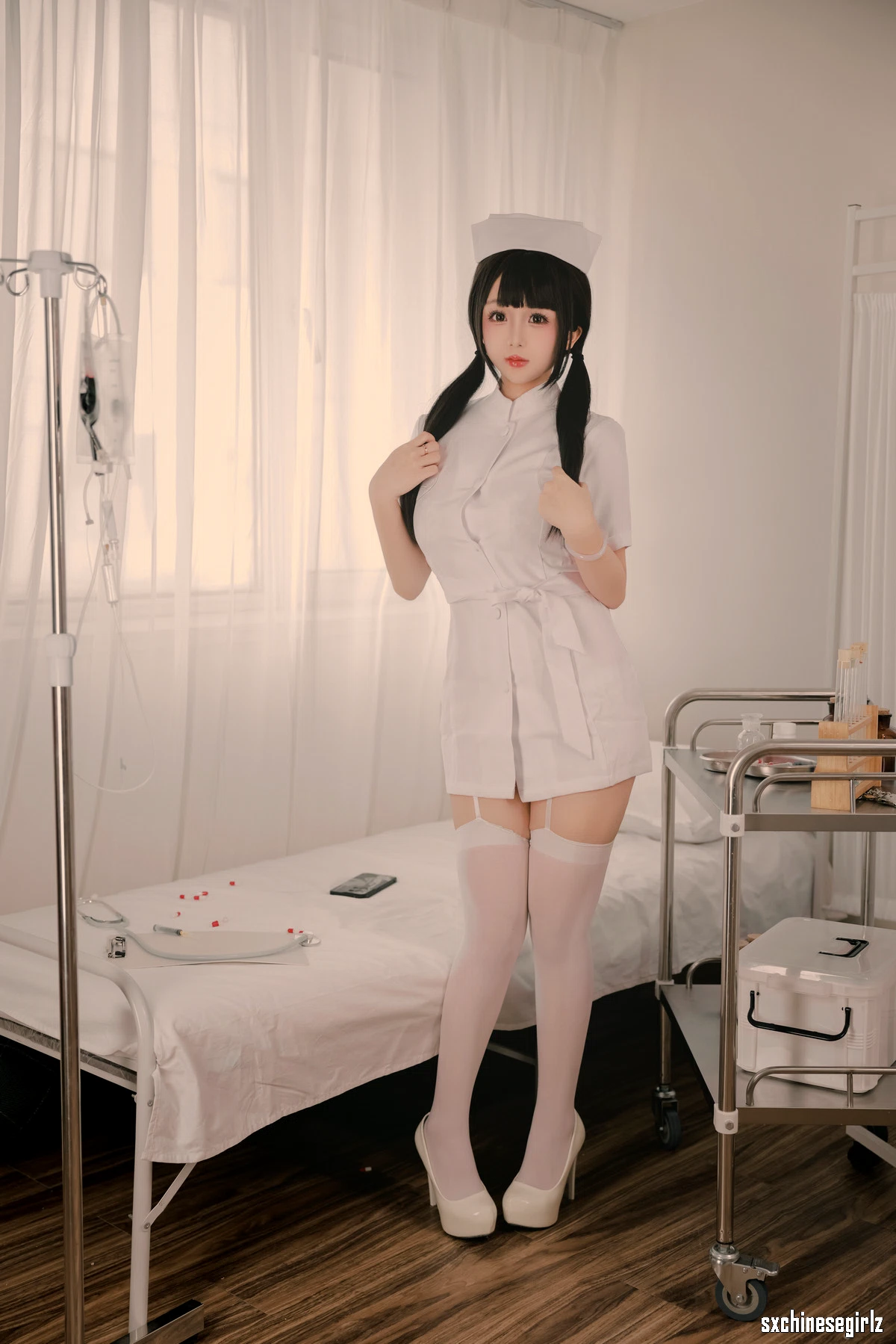 Cosplay美女日奈娇 - 诊所护士主题秀惹火身材